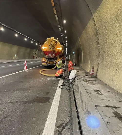 镇安隧道排水渠清淤